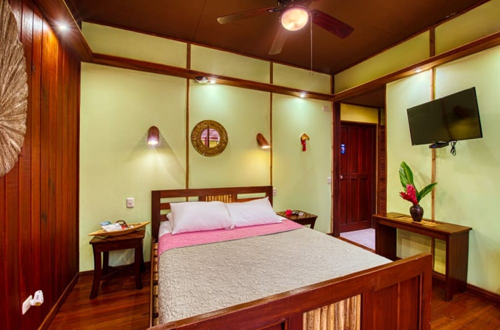 Tropical, Standard, Queen Bed, Bathtub