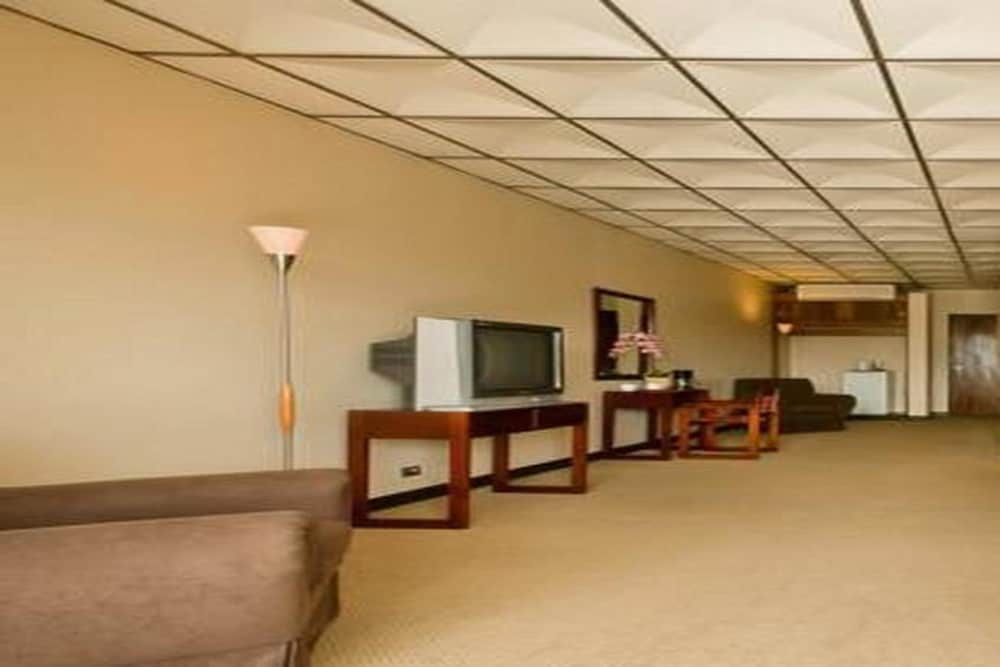 Costa Rica Tennis Club And Hotel 55/80