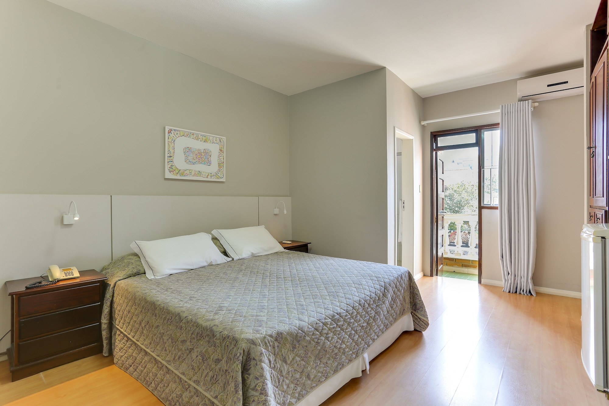 BASIC, DOUBLE BED, PARTIAL OCEAN VIEW, CORNER