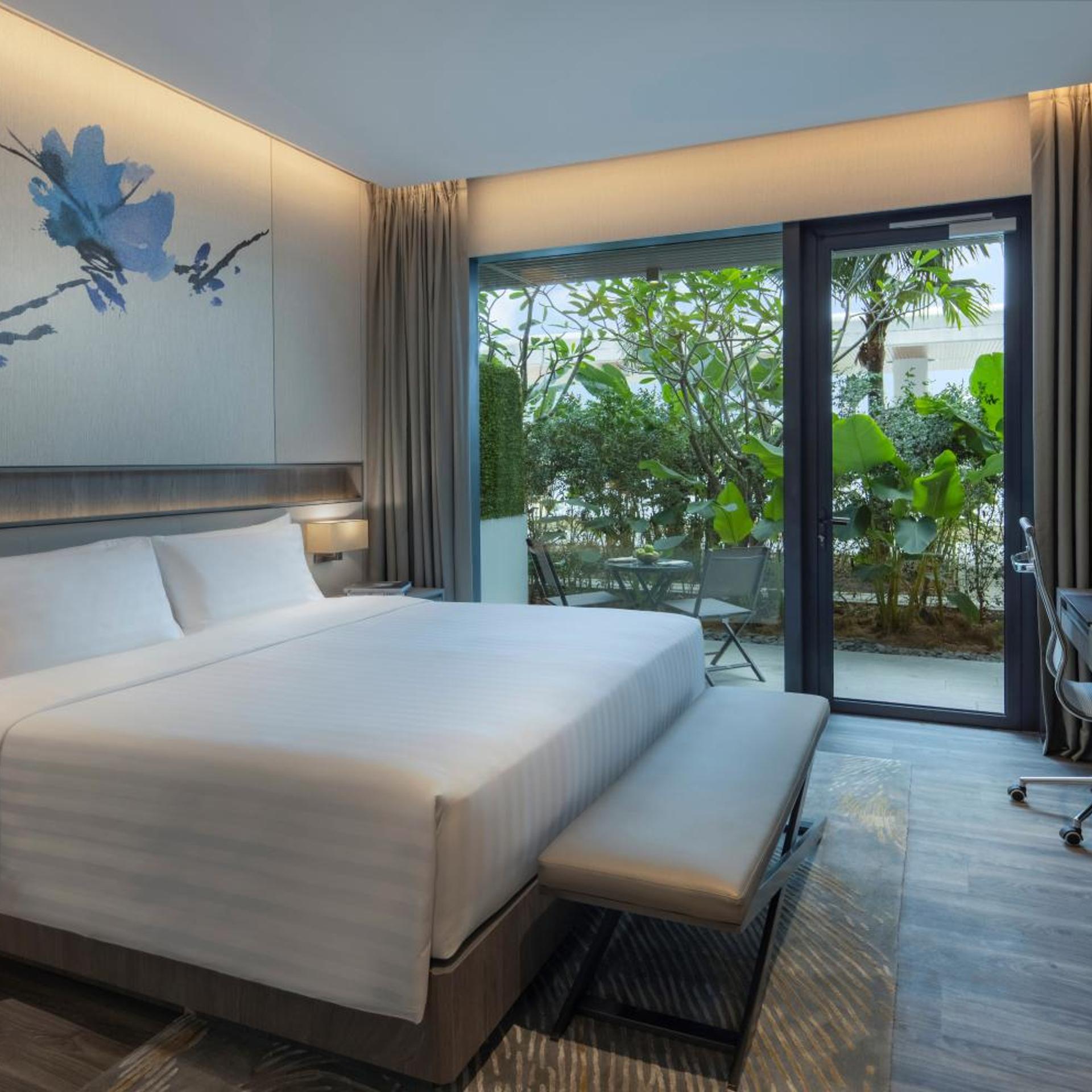 Lagoon, City, Deluxe, King Bed, Patio