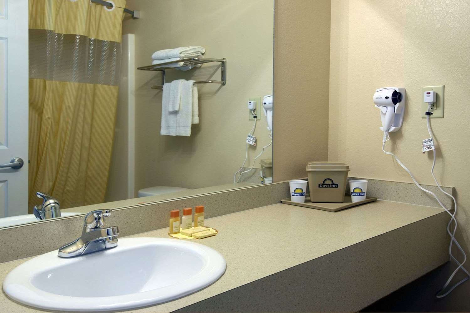 Days Inn by Wyndham Centre 3/3