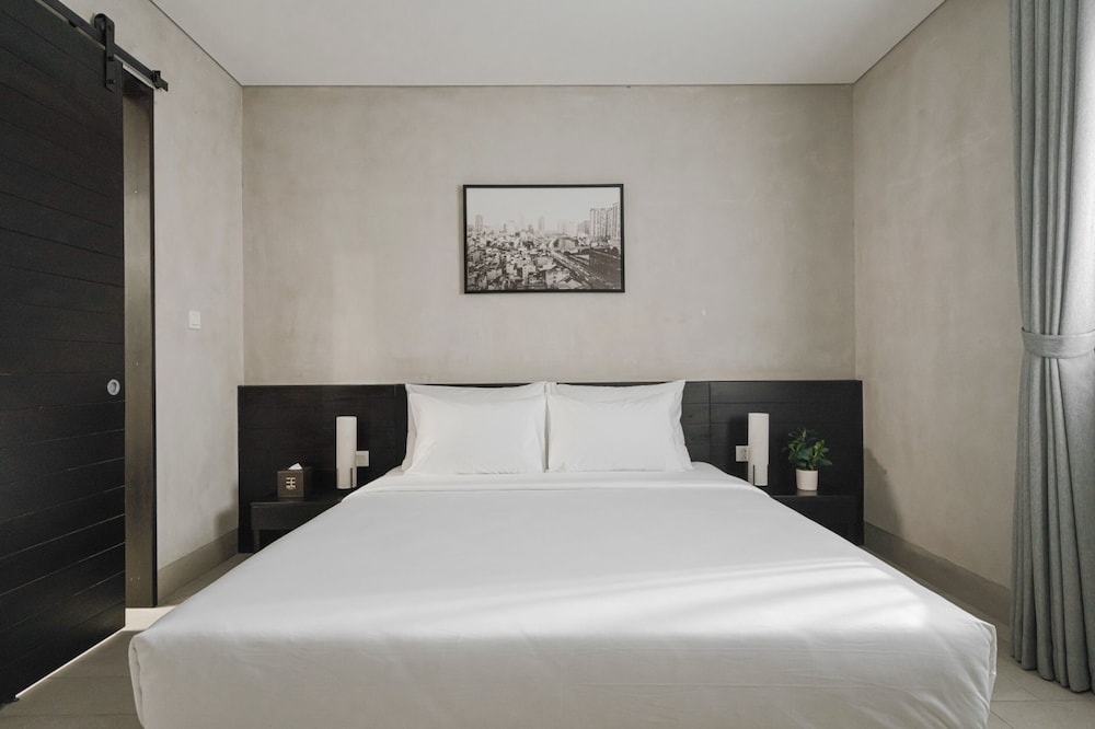 Essential, King Bed