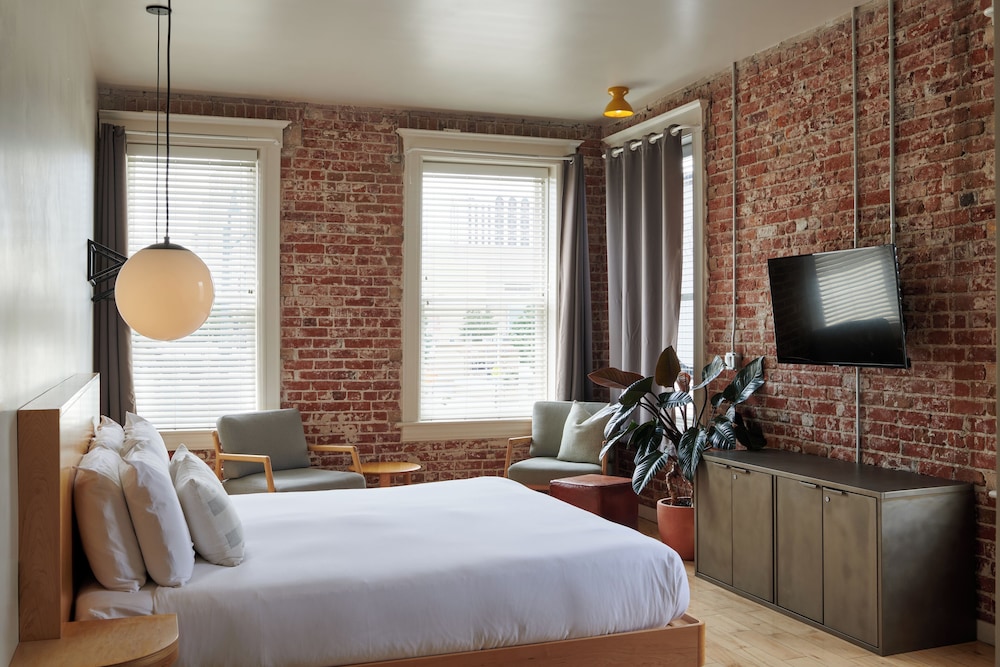 The Jesse Hotel and Bar 12/50