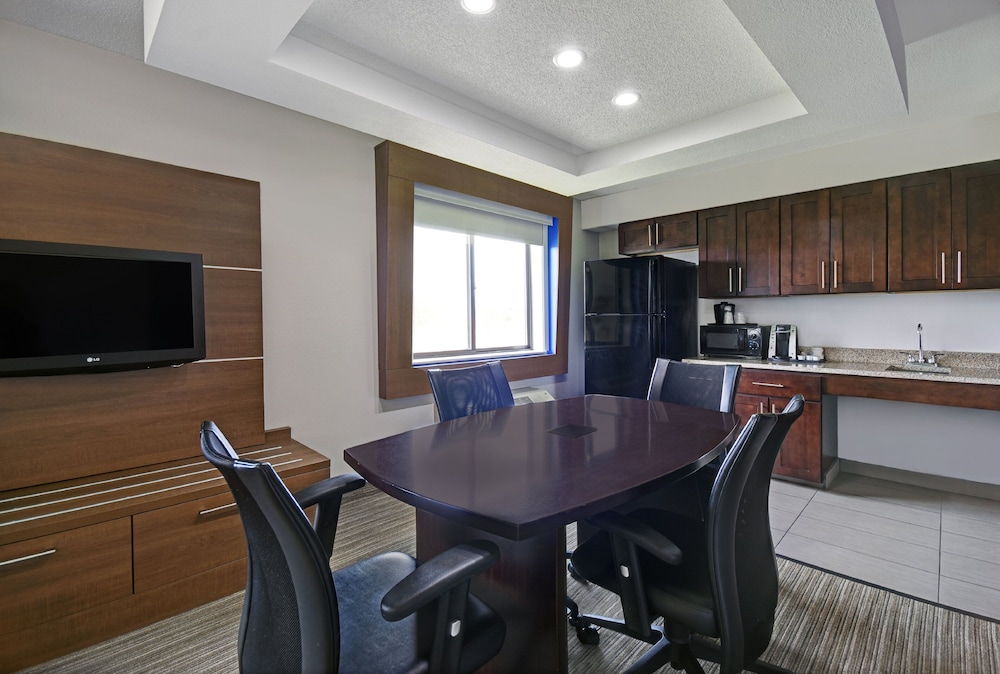 Holiday Inn Express Marshall 45/48