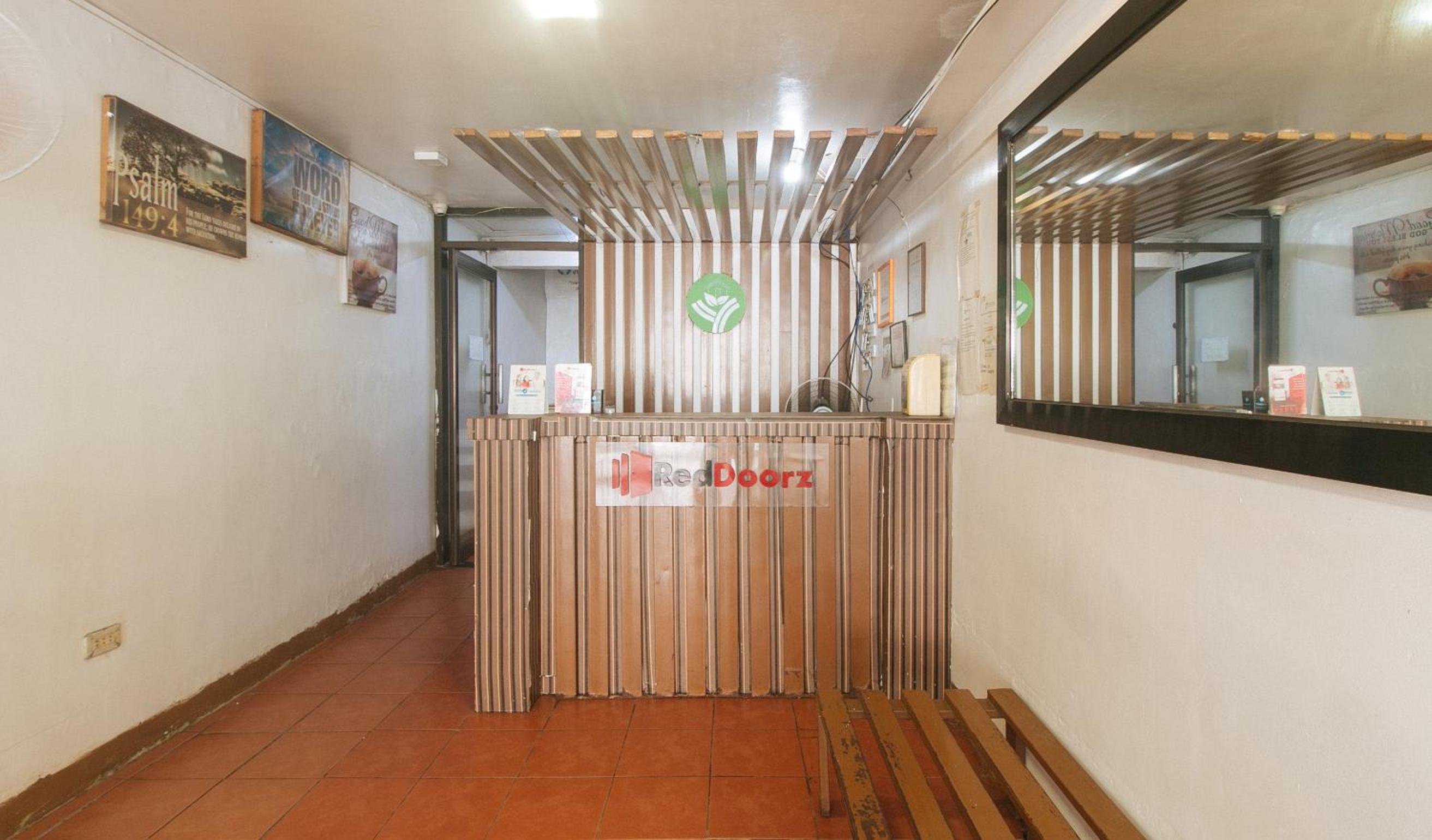 RedDoorz near OWWA Pasay 8/46