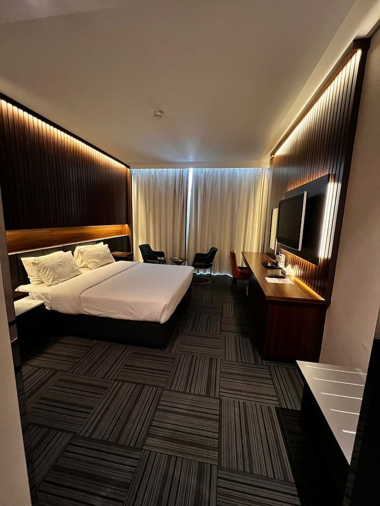 Raha Grand Hotel (ex Hive Hotel) 11/27
