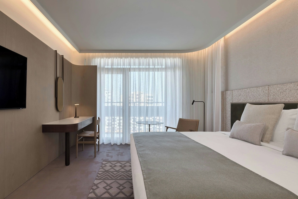Comfort, King Bed, Pool Side, Balcony