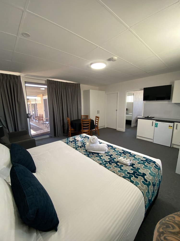 Hilltop Motel 20/60