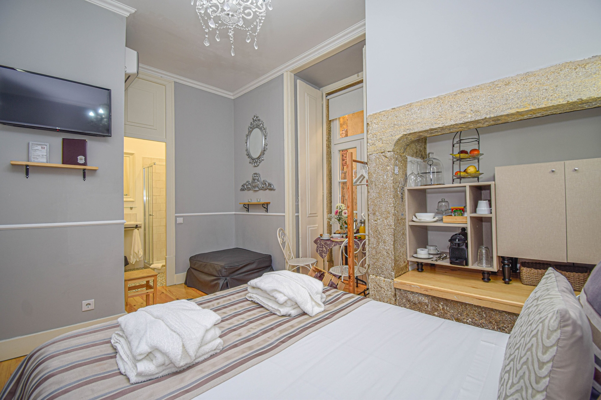 EXECUTIVE, SUITE