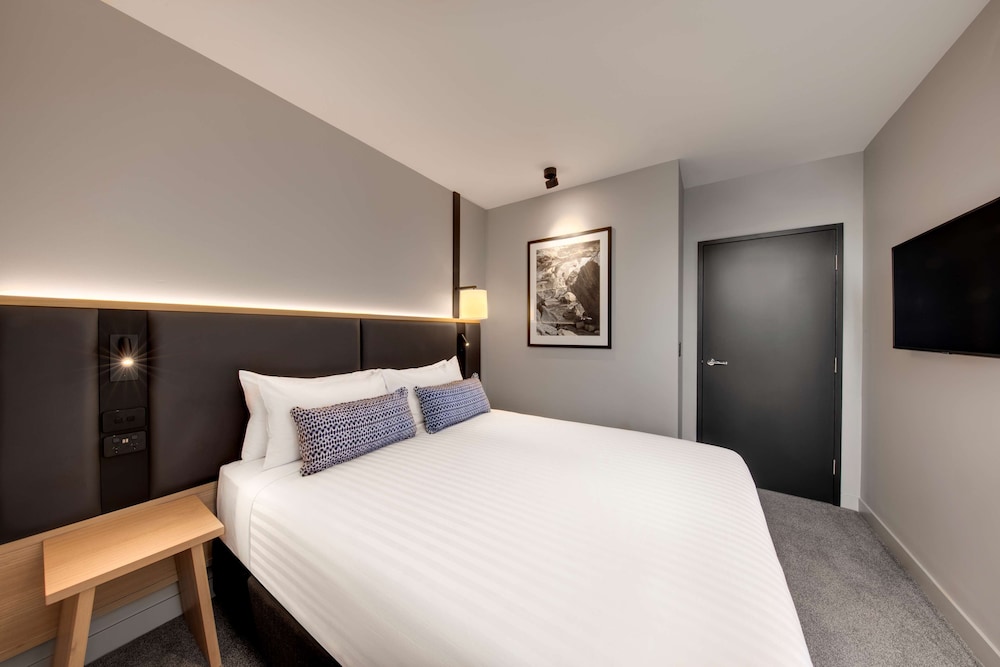 DELUXE, SUITE