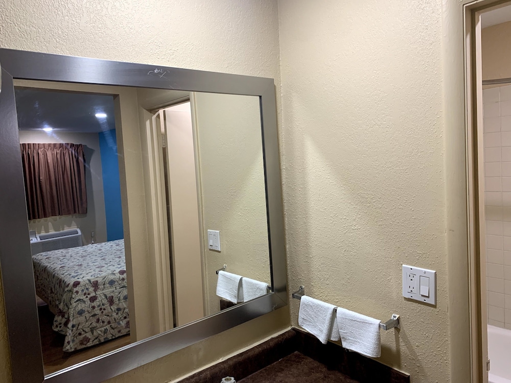 OYO Blue Star Inn 21/65