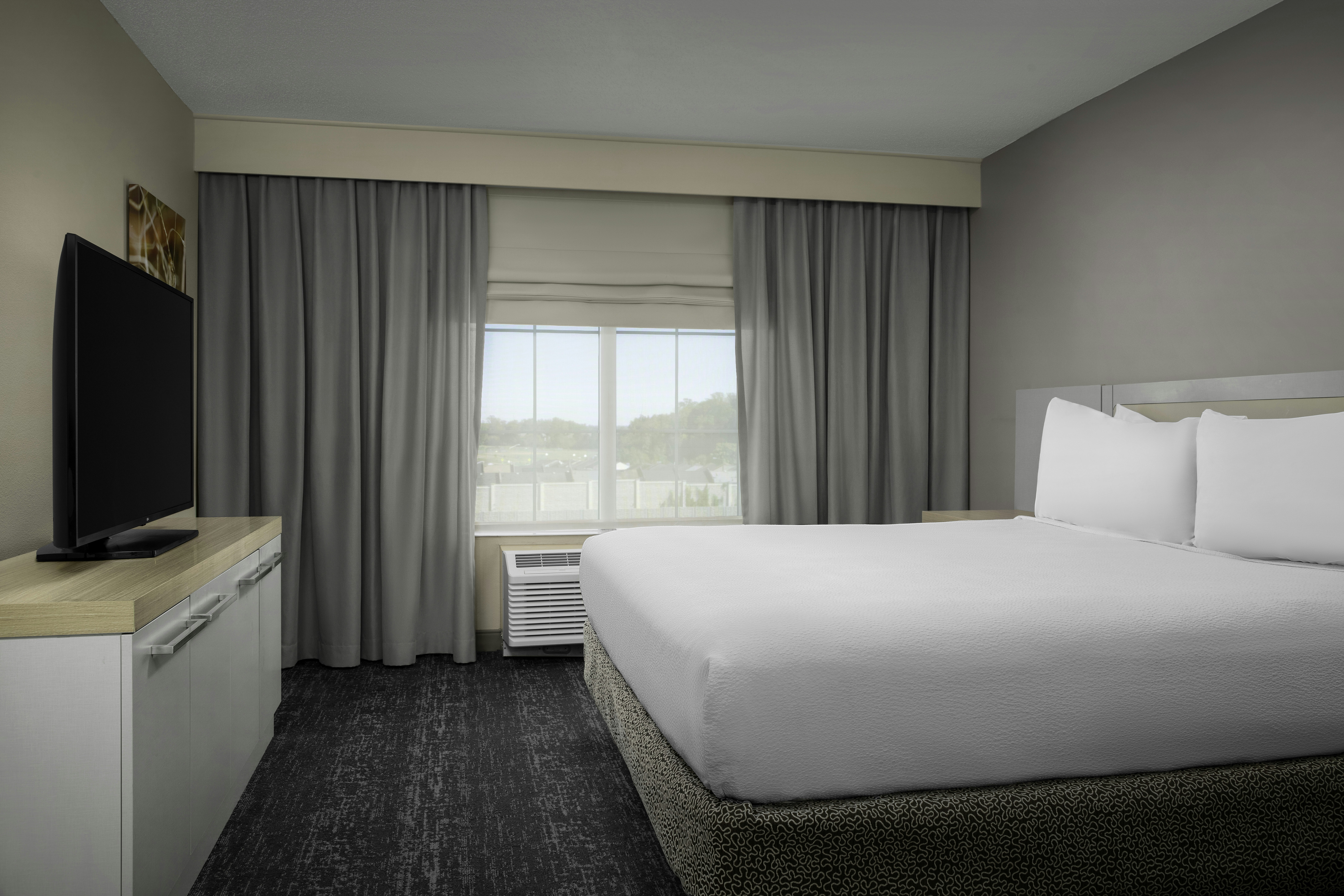 SUITE, KING BED, ACCESSIBLE