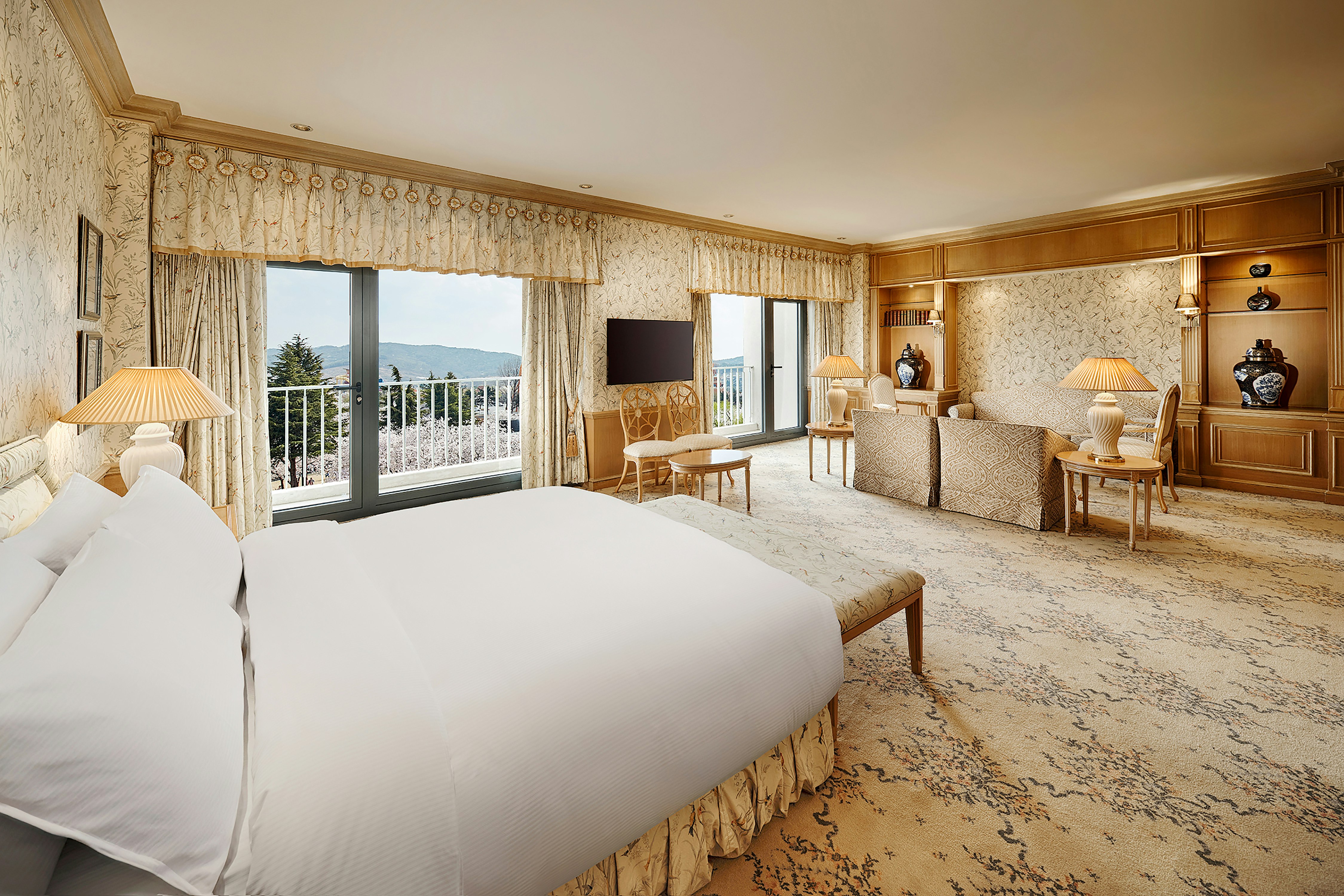 ROYAL, EXECUTIVE, SUITE