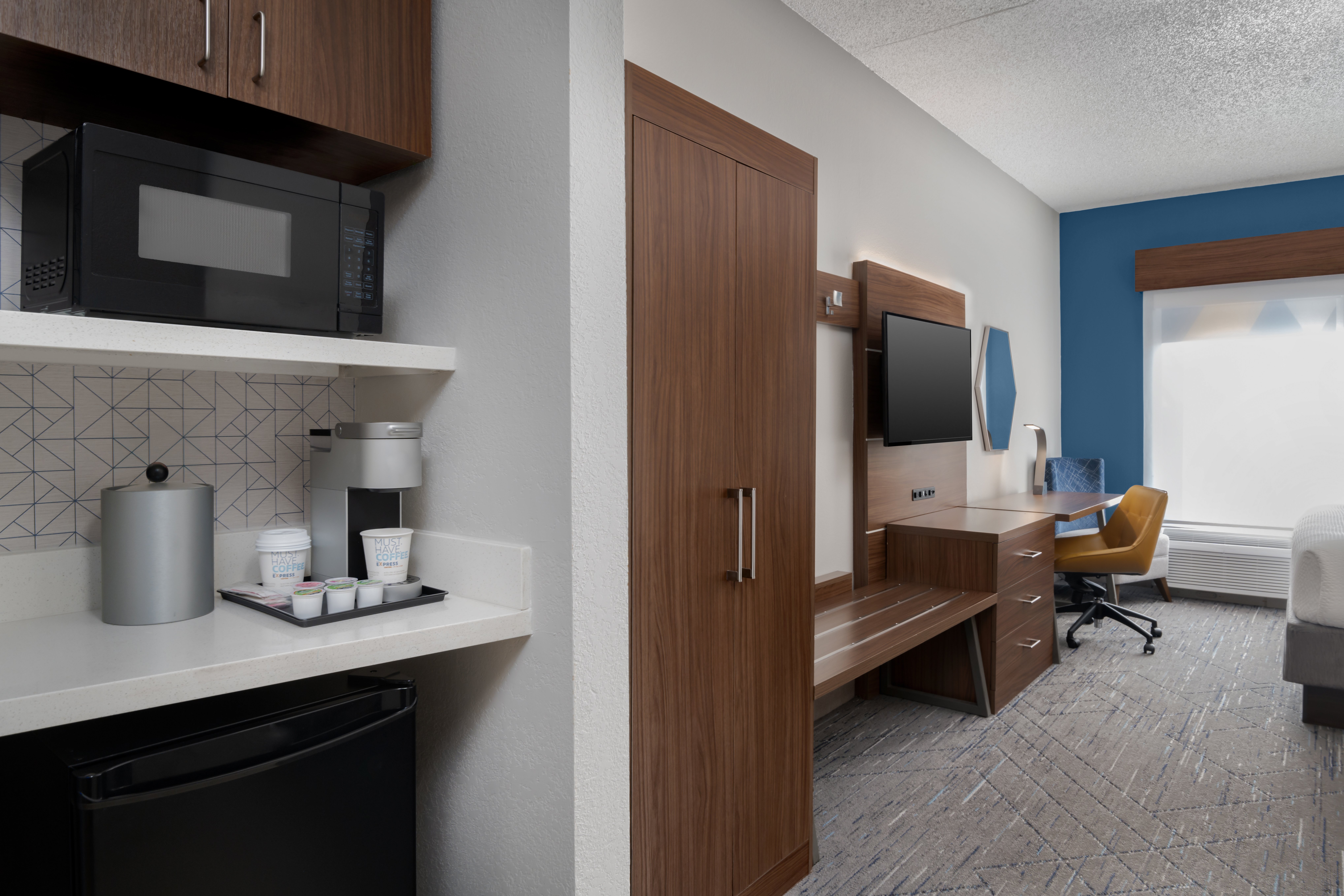 Holiday Inn Express Hotel Suites Bentonville 67/68