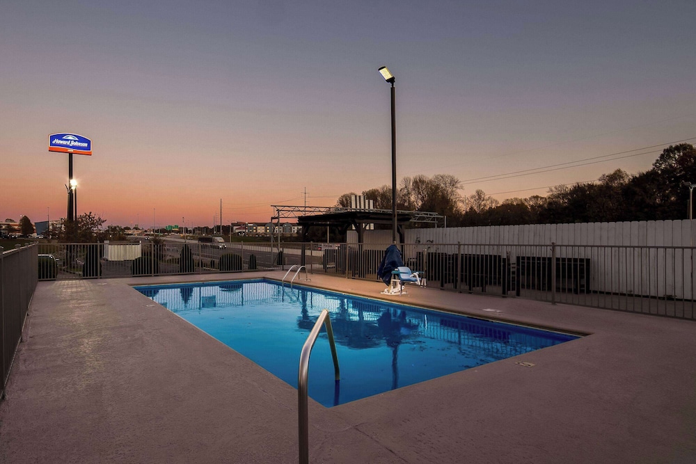 Howard Johnson by Wyndham Jackson 35/50