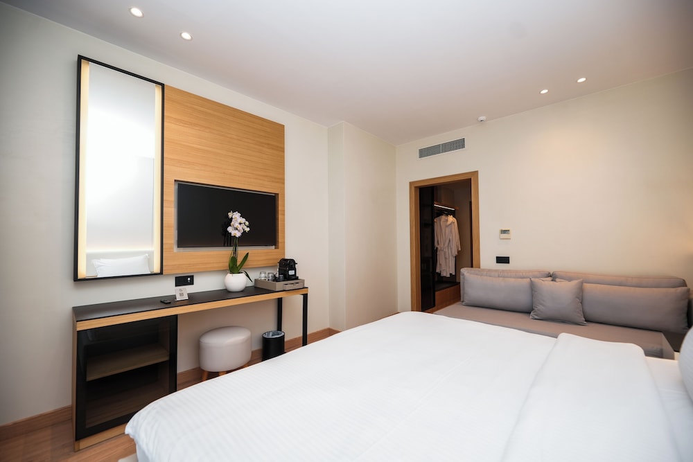 Agimi And S Hotel 20/55