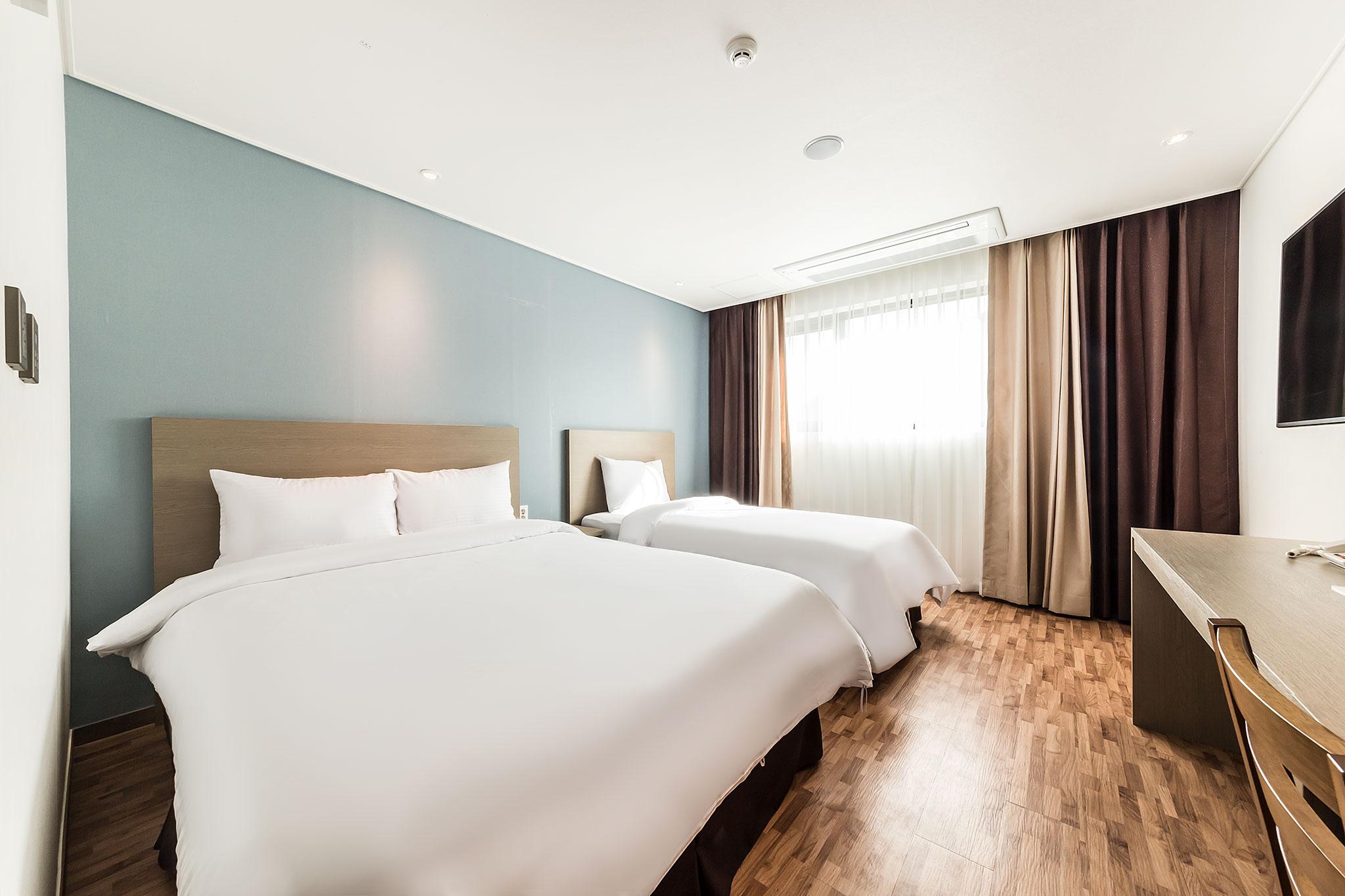 Deluxe, Twin Beds, 1 Queen and 1 Single Bed, Ocean View