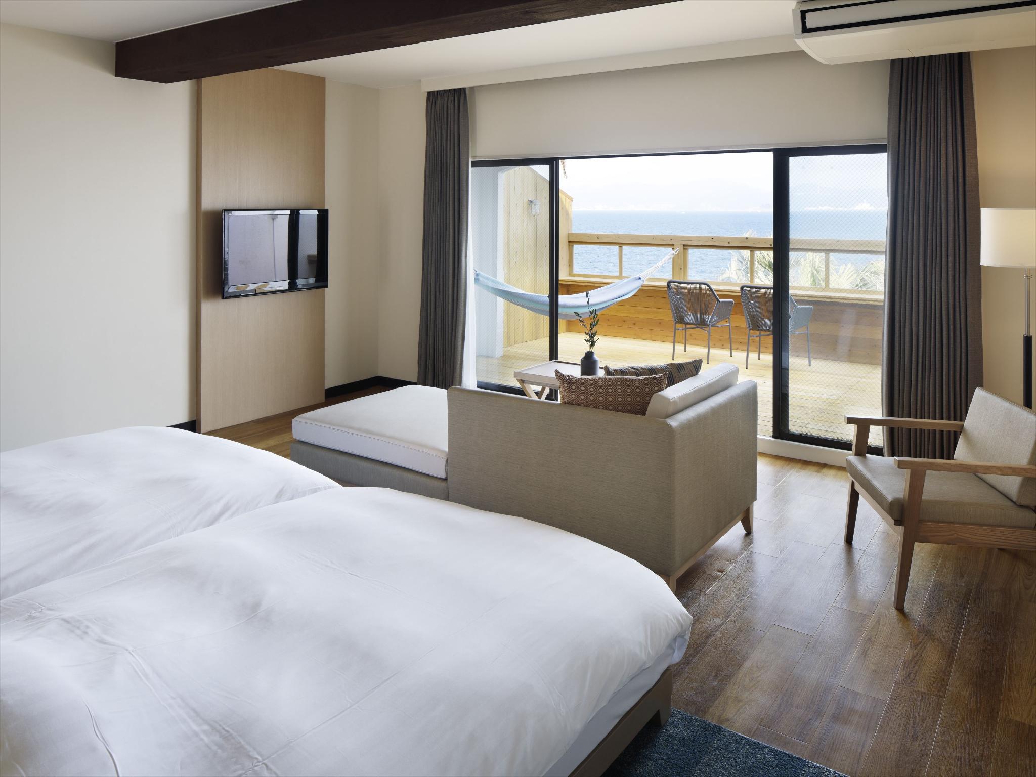 Hollywood, Ocean, Twin Beds