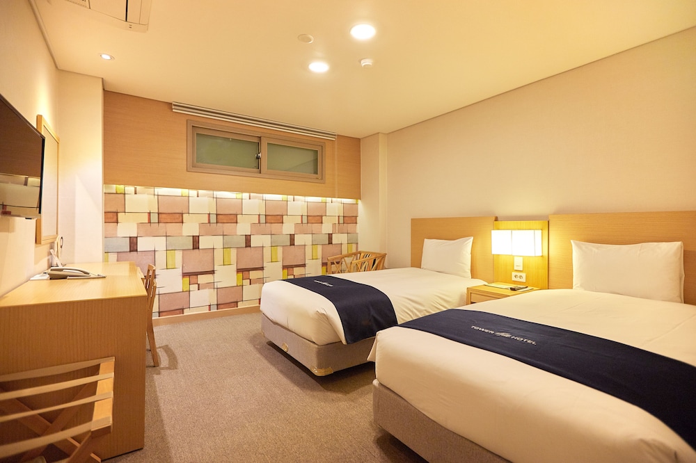 INNER, TWIN BEDS, NO WINDOW