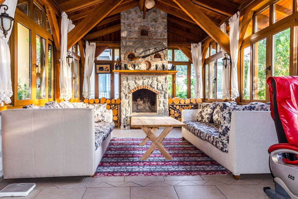 Mountain Valley Apart Hotel & Villas 8/50