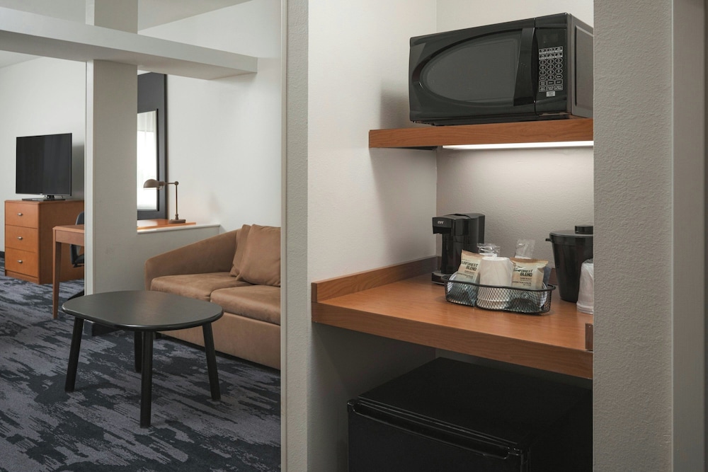 Fairfield Inn Suites By Marriott Louisville East 43/50