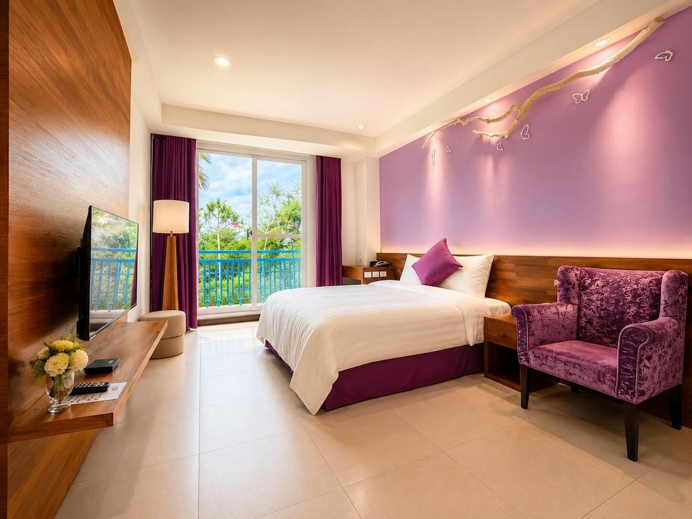 غرفة بسرير كوين بإطلالة على الجبل بشرفة، J Resort 3/5