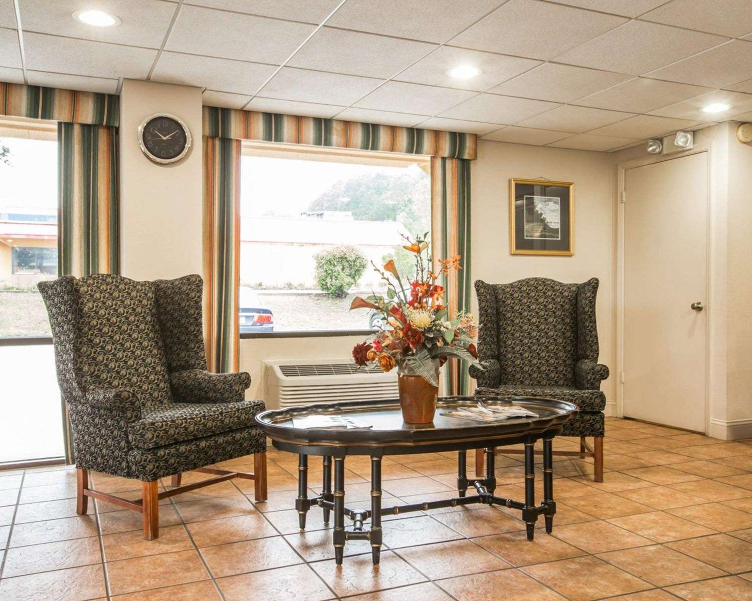 Econo Lodge Inn & Suites at Fort Moore 15/31