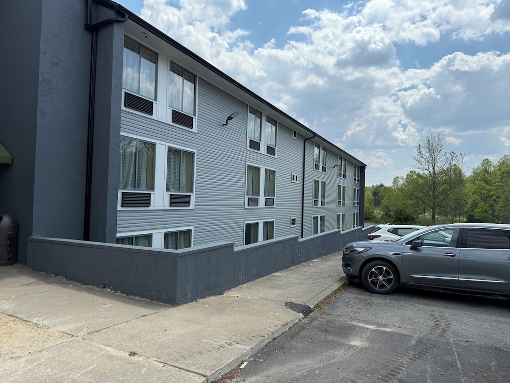 Holiday Lodge Hotel &amp; Conference Center 42/50