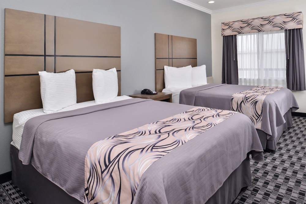 DELUXE, 2 QUEEN BEDS, KITCHENETTE