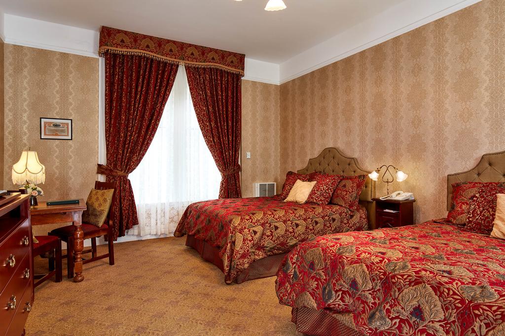 Victorian, 2 Queen Beds