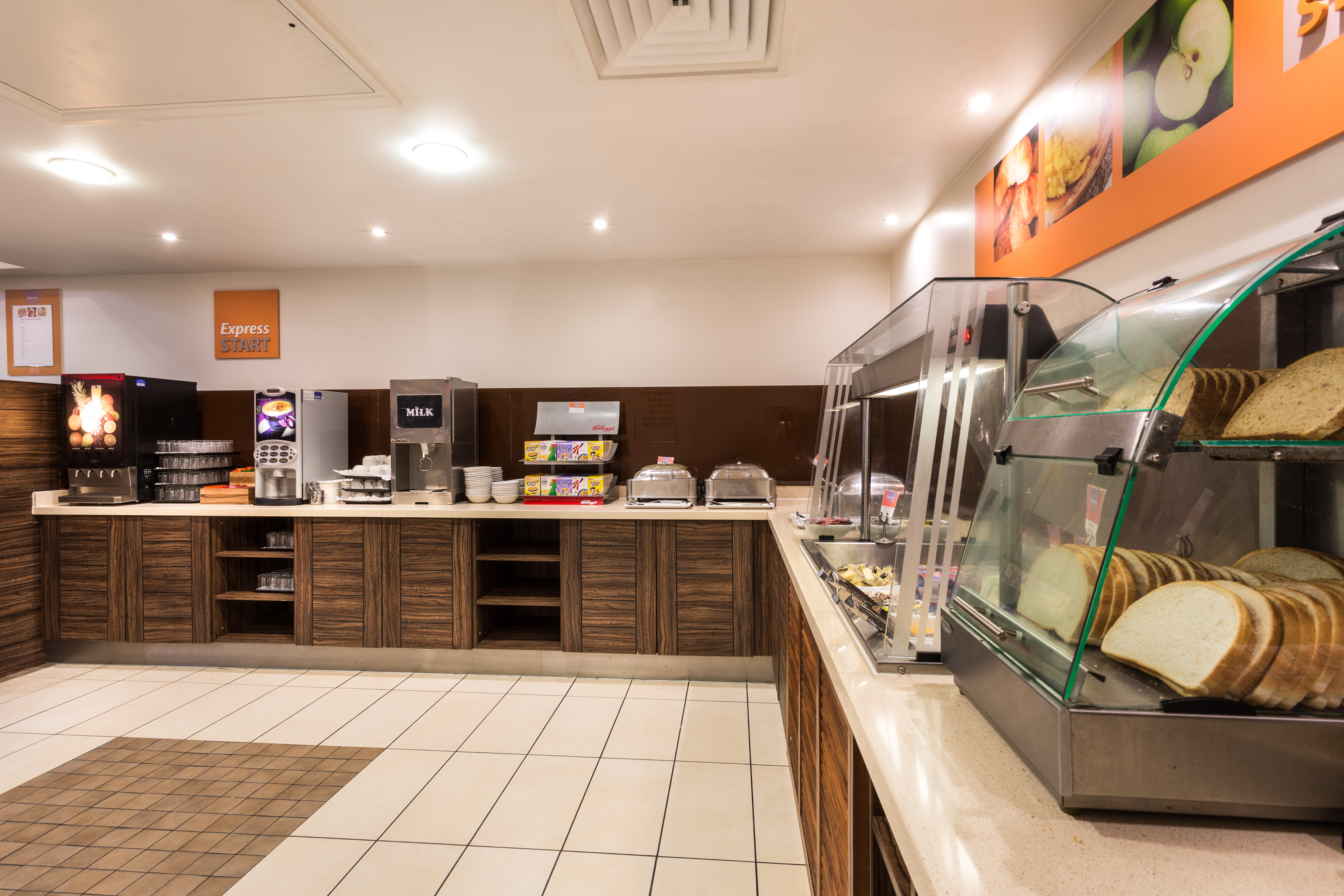 HOLIDAY INN EXPRESS COLCHESTER 18/33