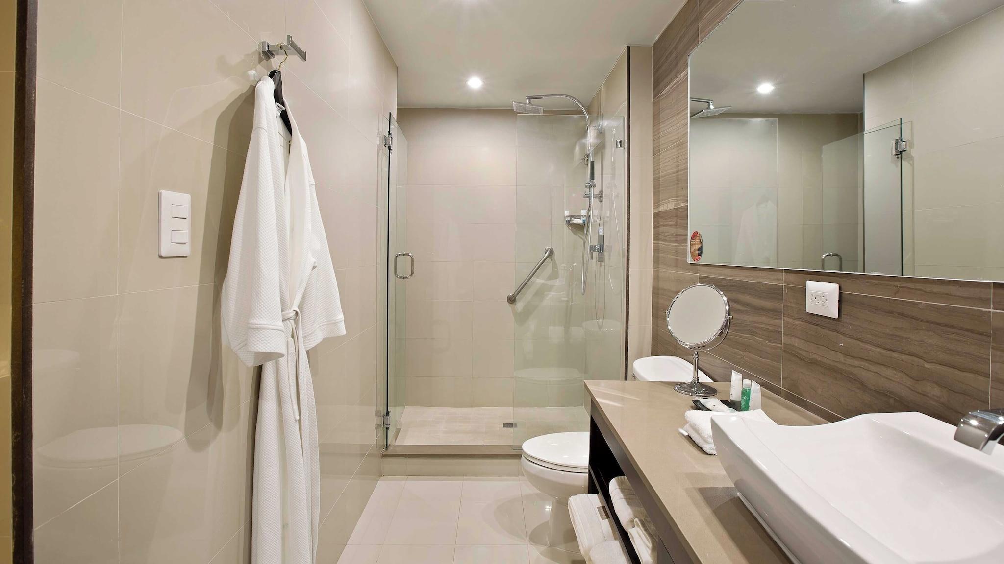 جناح بسرير كينج بإطلالة على البحر، The Westin Panama 4/7