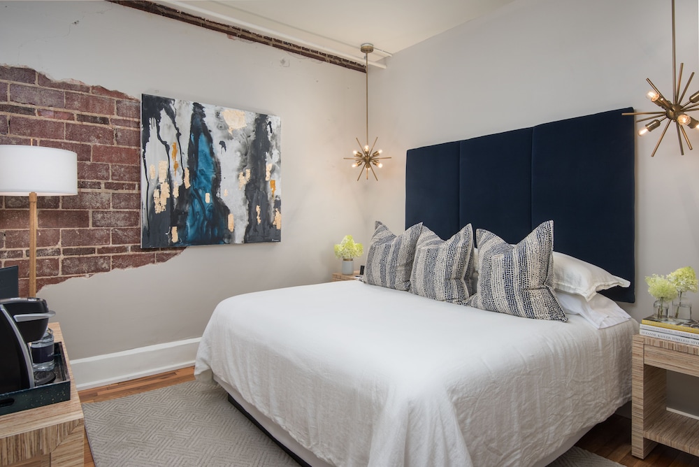 Basic, King Bed, No Window
