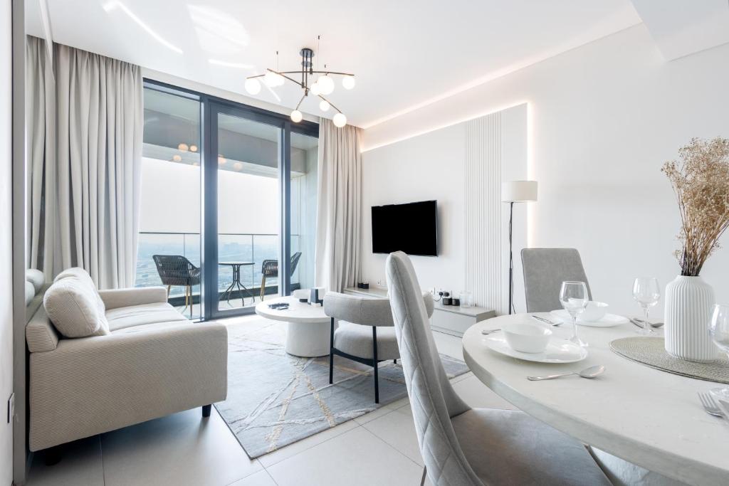 1BHK with Marina Views and Beach Access 10/15