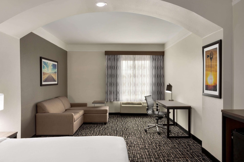 La Quinta Inn & Suites by Wyndham I-20 Longview South 27/43
