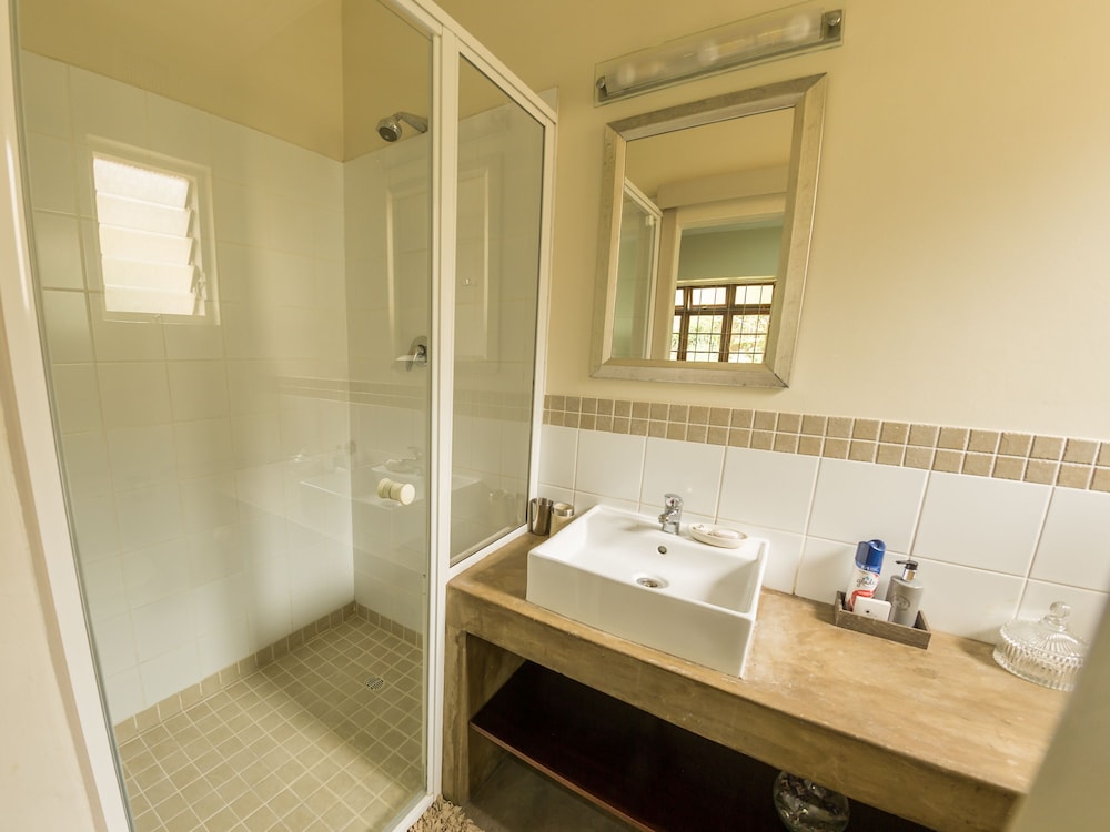 Mackaya Bella Guest House 68/71