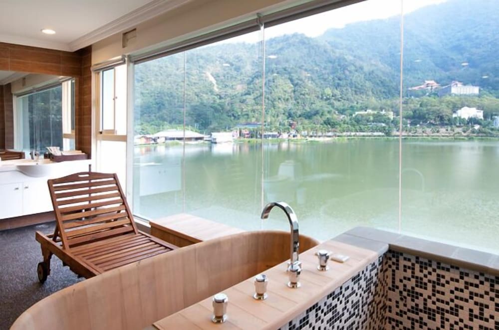 Lakeside Resort Hotel 33/50