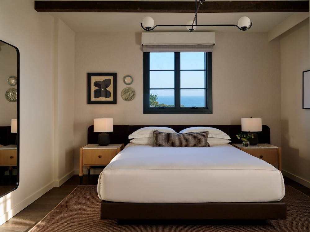1 Bedroom, Suite, King Bed, Bay View, Balcony, Accessible