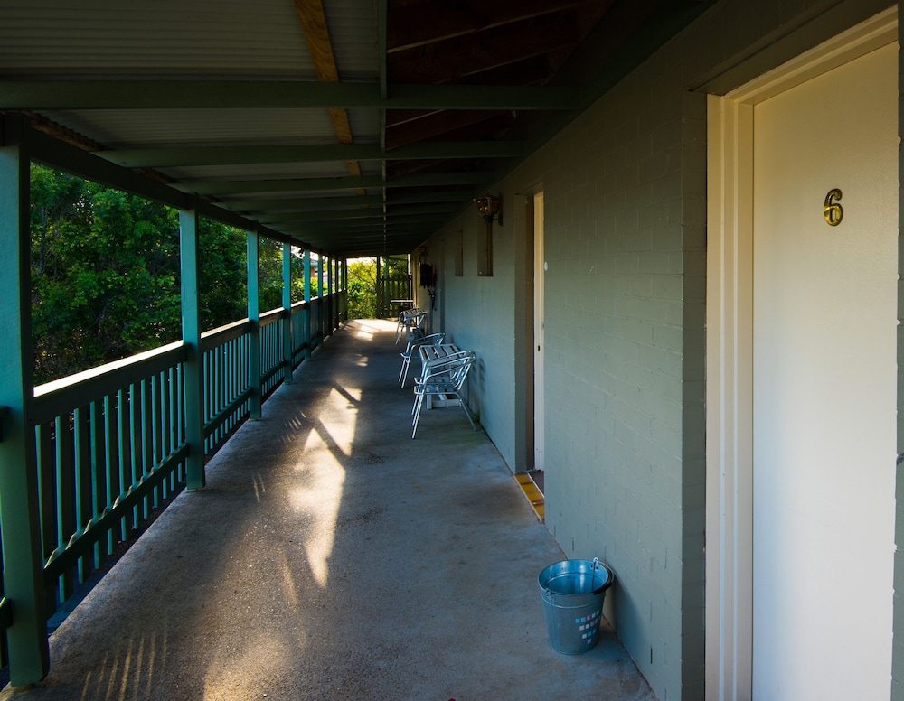 Settlers Inn 54/58