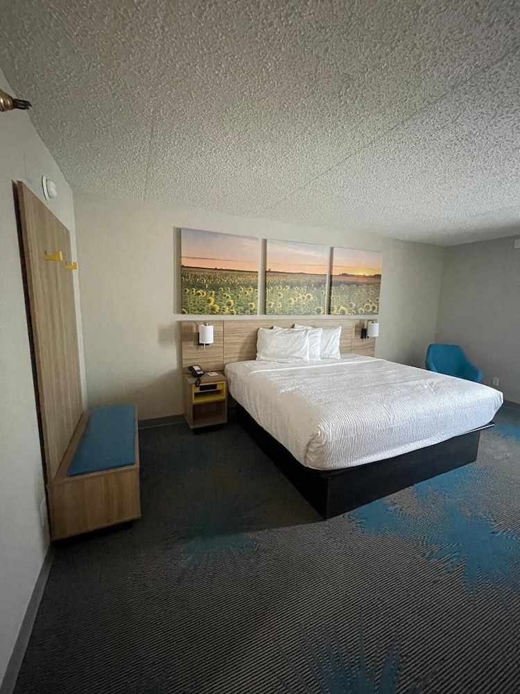 Days Inn by Wyndham Mandan Bismarck Area 20/56