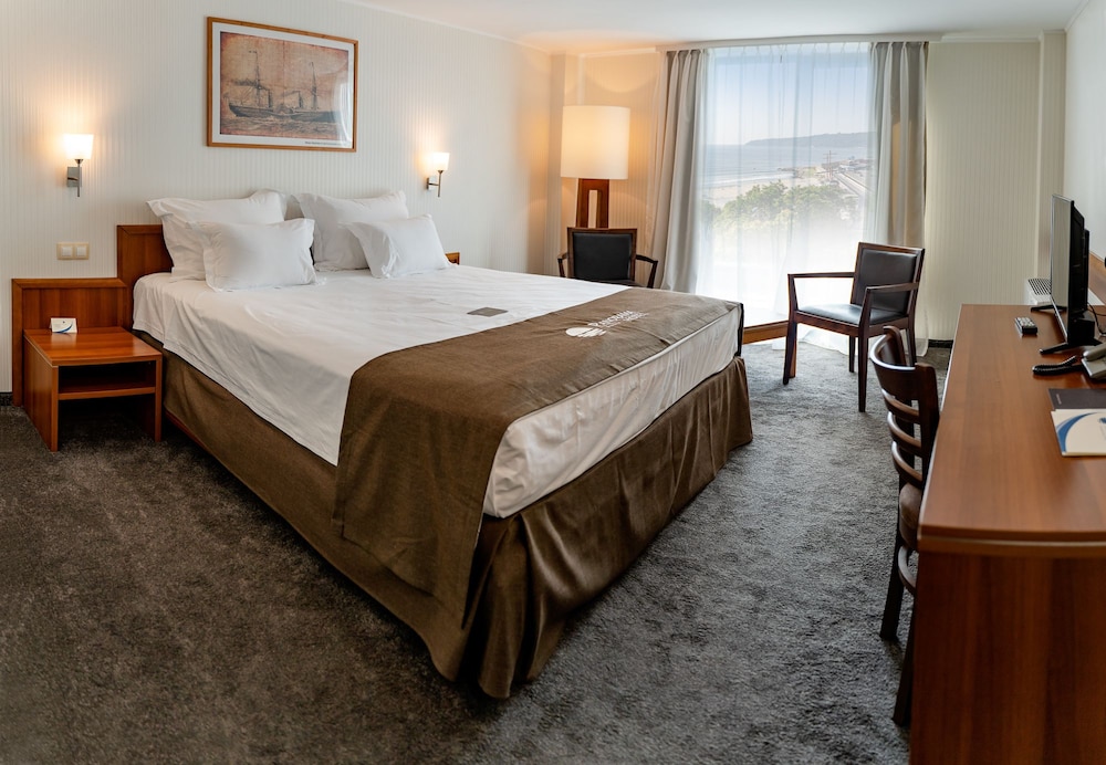 DELUXE, DOUBLE BED, CITY VIEW
