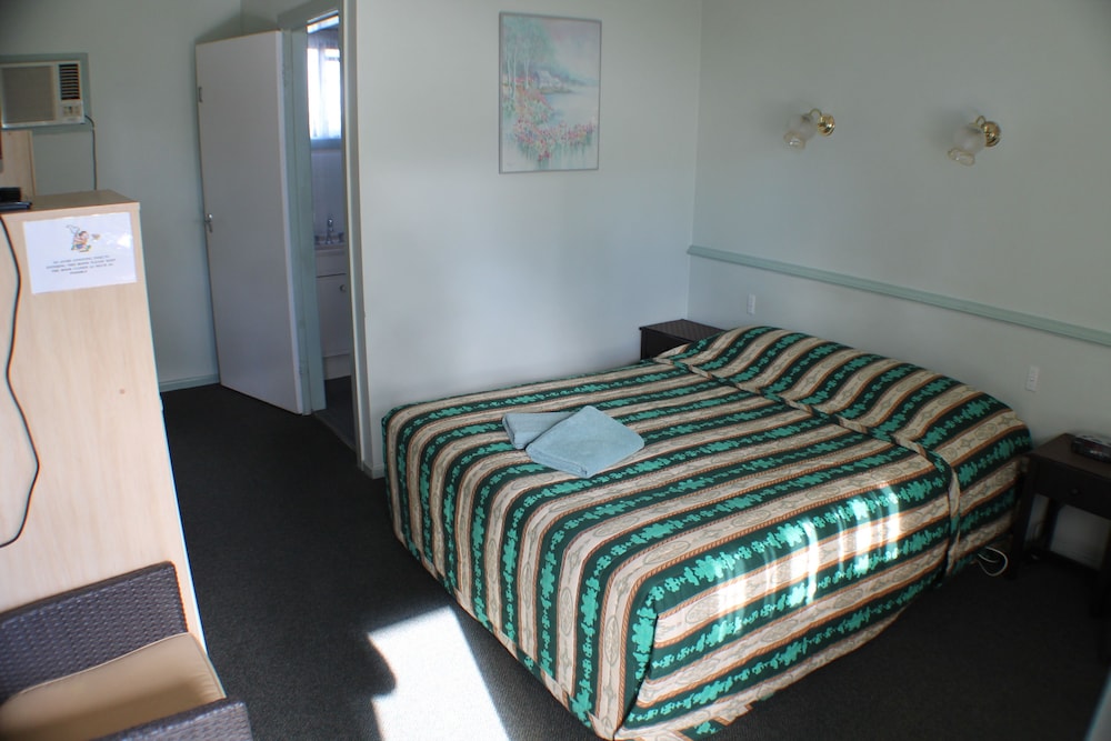 LAKE FORBES MOTEL 14/44