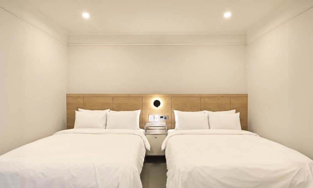 PREMIER, 2 DOUBLE BEDS, CITY VIEW