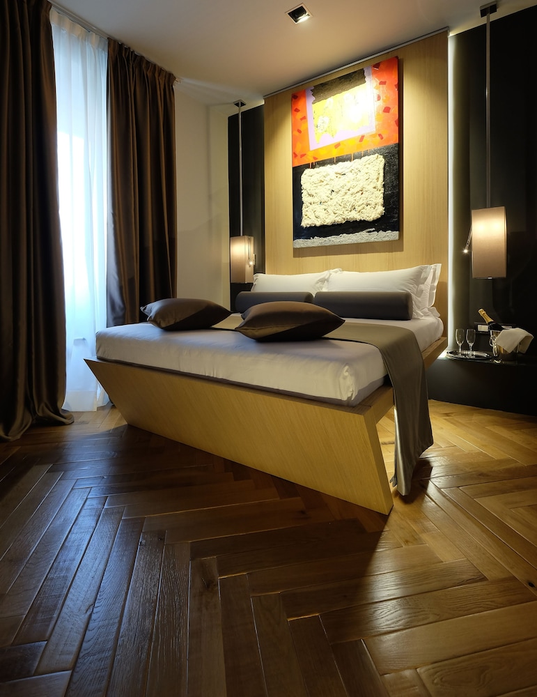 Navona Rooms 16/27
