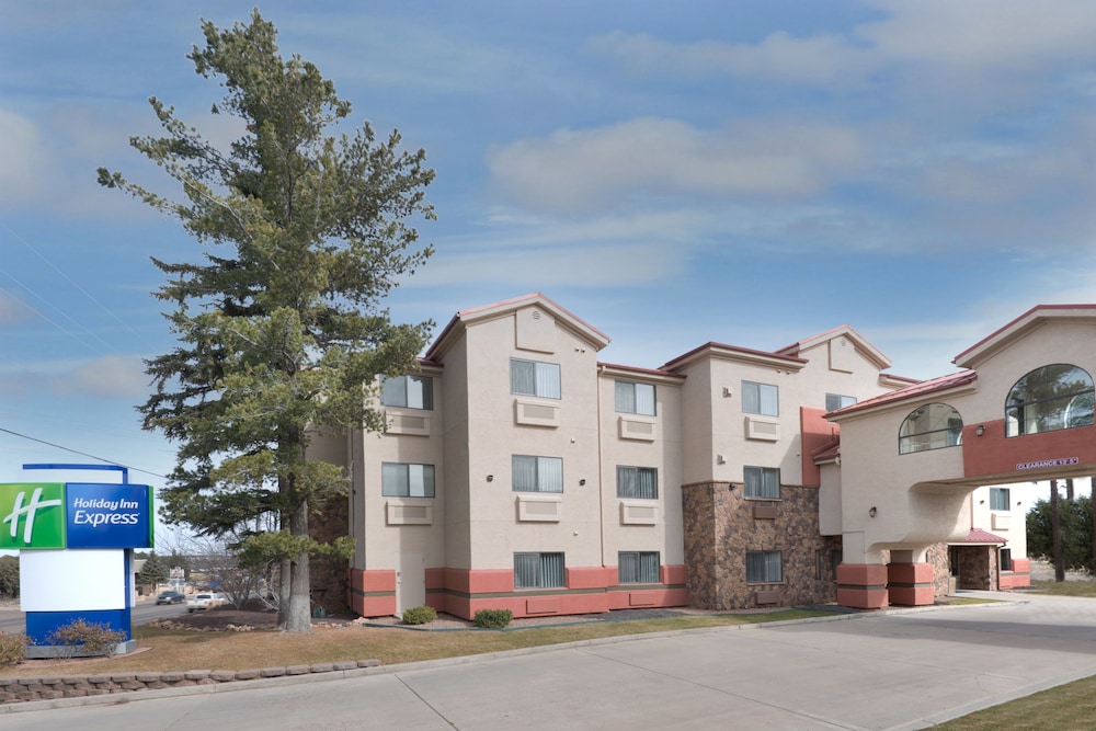 Holiday Inn Express Show Low 3/47