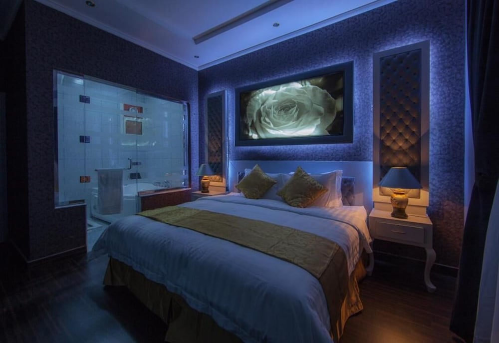 HONEYMOON, SUITE, JETTED TUB