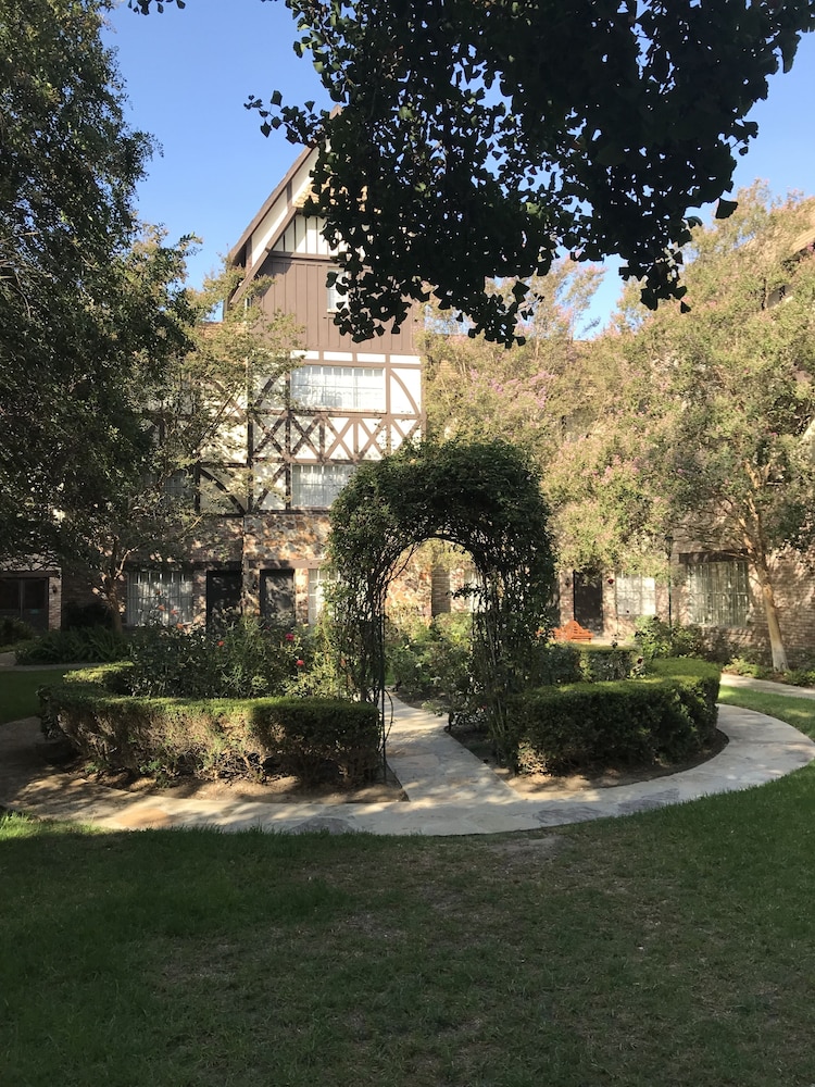 Anaheim Majestic Garden Hotel 65/73