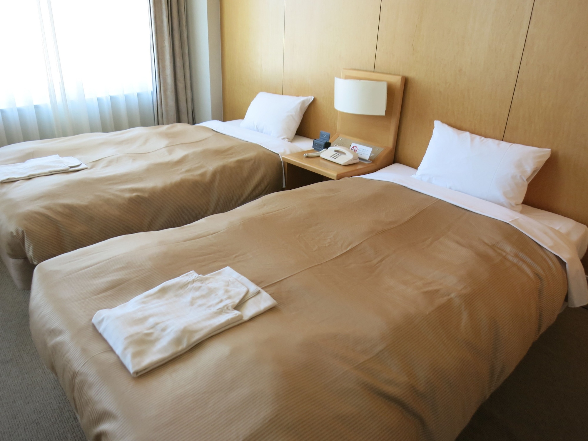 ROOM, TWIN BEDS