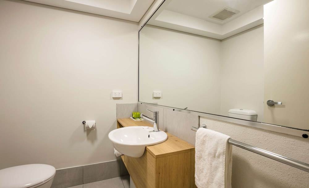 Nightcap At Kawana Waters Hotel 64/65