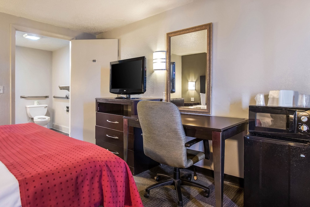 Rodeway Inn Near Hall Of Fame 26/36